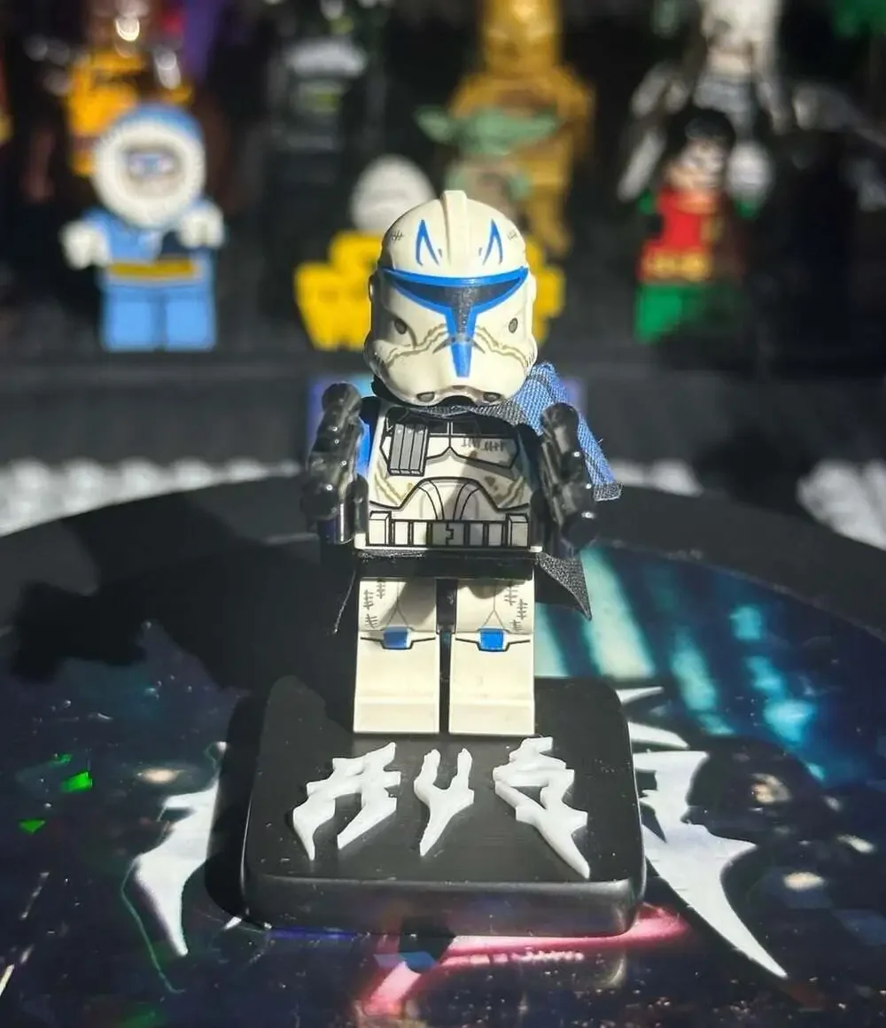 LEGO Star Wars Captain Rex Phase 2 Minifigure with Pauldron and Blasters